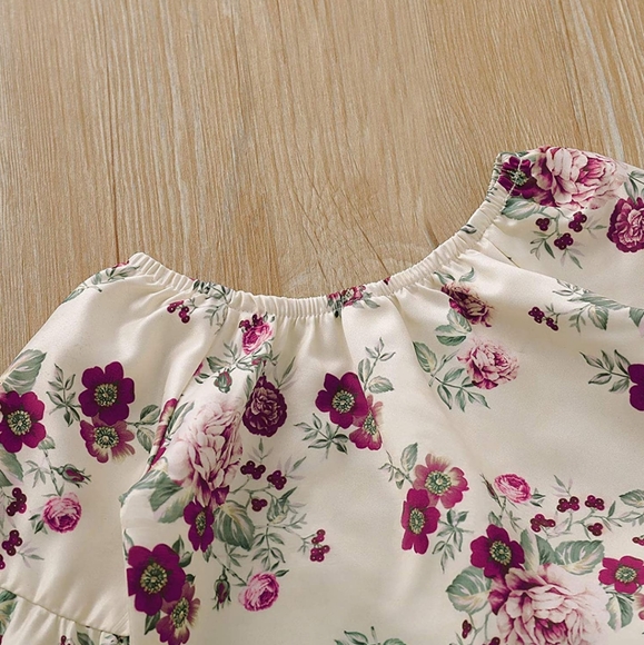 ⭐HP⭐ Floral Top & Distressed Pants Cute 2pc Outfit - Picture 3 of 7